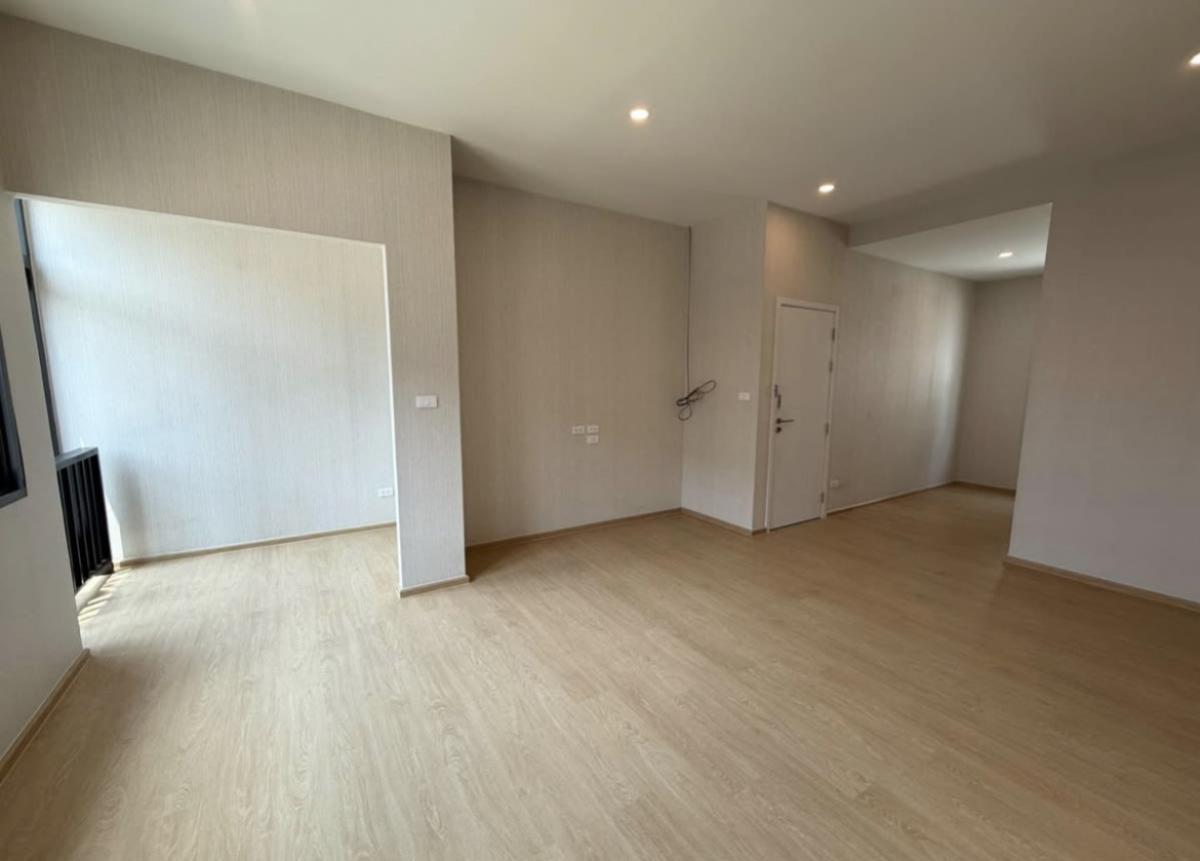 ขายทาวน์โฮมลาดกระบัง สุวรรณภูมิ : ขายทาวน์เฮ้าส์/ทาวน์โฮม  เพล็กซ์ อ่อนนุช - วงแหวน ห้องมุม รีโนเวทใหม่ ดอกไม้ เขต ประเวศ กรุงเทพ CX-150662