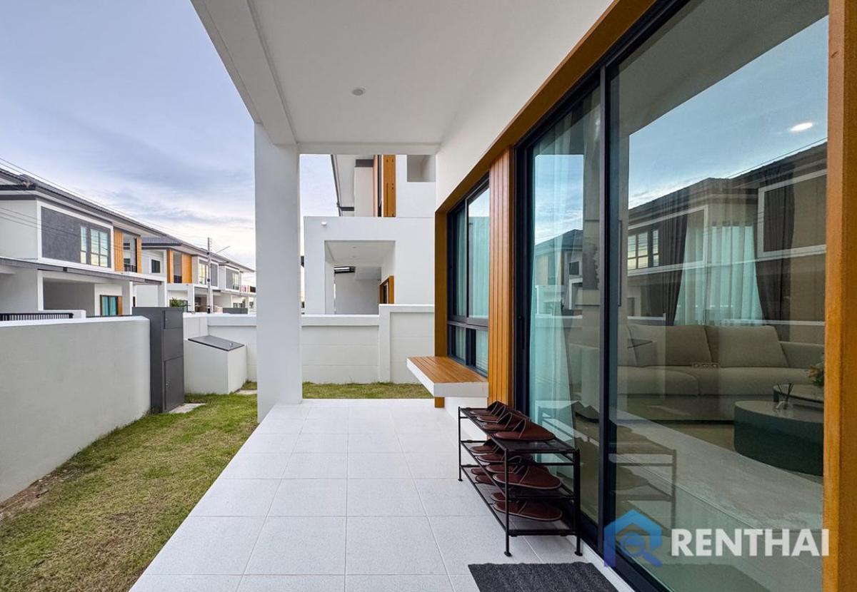 For SaleHousePattaya, Bangsaen, Chonburi : Twin house, 2-storey, Modern Tropical style with a bright and airy design, fully furnished.