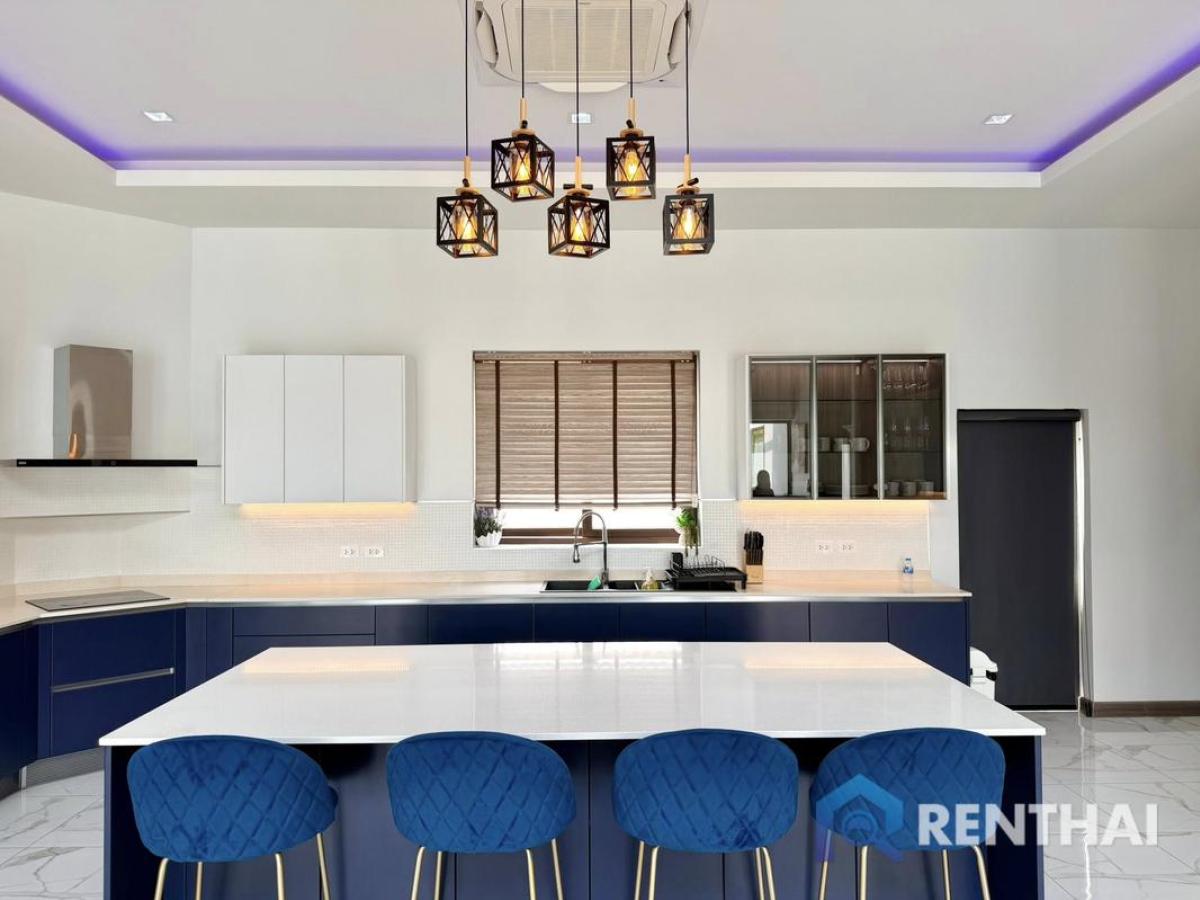 For SaleHousePattaya, Bangsaen, Chonburi : Luxury pool villa for sale near Mabprachan Lake,