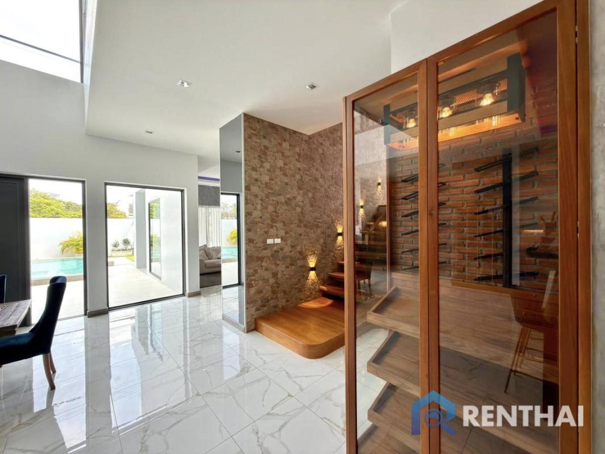 For SaleHousePattaya, Bangsaen, Chonburi : Luxury pool villa for sale near Mabprachan Lake,