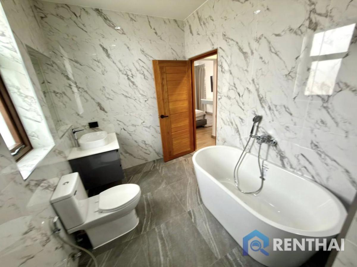 For SaleHousePattaya, Bangsaen, Chonburi : Luxury pool villa for sale near Mabprachan Lake,