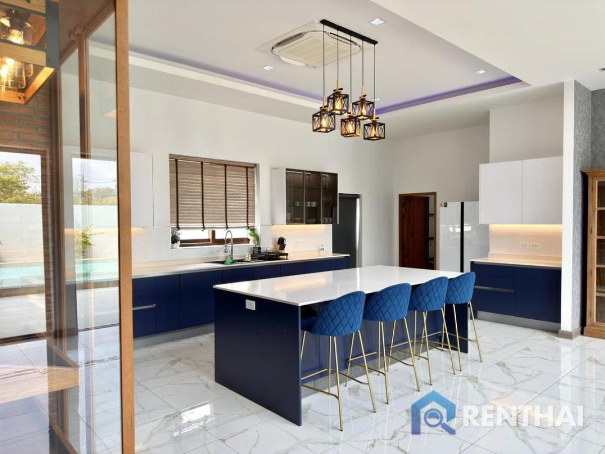 For SaleHousePattaya, Bangsaen, Chonburi : Luxury pool villa for sale near Mabprachan Lake,