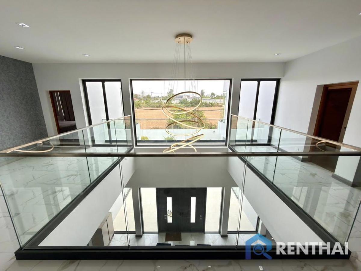 For SaleHousePattaya, Bangsaen, Chonburi : Luxury pool villa for sale near Mabprachan Lake,