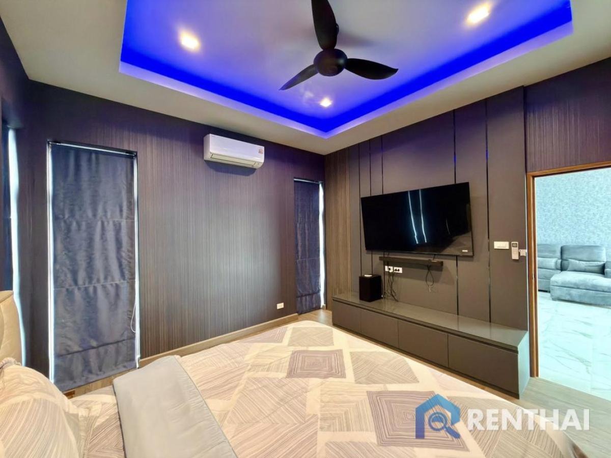 For SaleHousePattaya, Bangsaen, Chonburi : Luxury pool villa for sale near Mabprachan Lake,