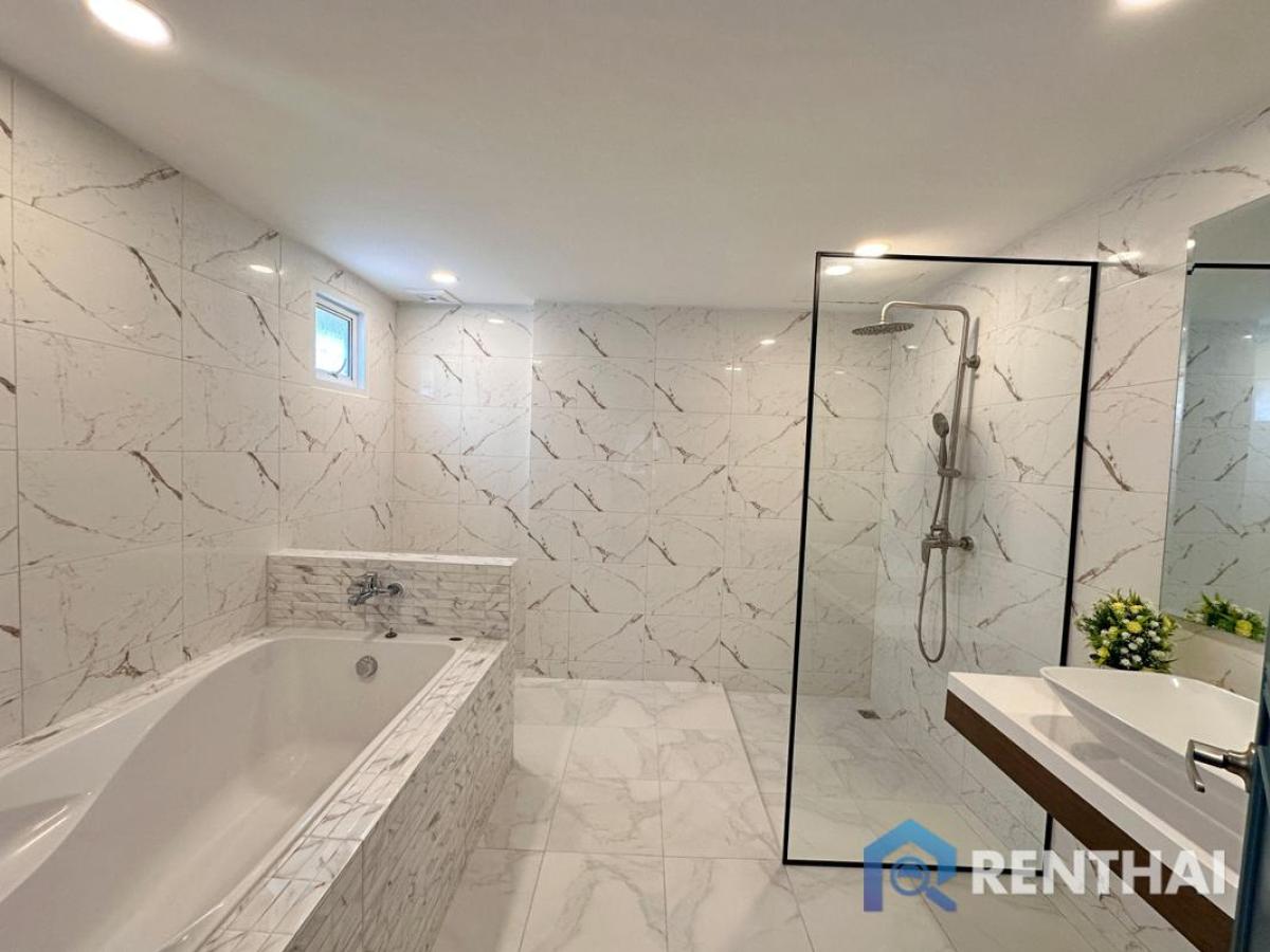 For SaleHousePattaya, Bangsaen, Chonburi : ready-to-move-in pool villa in Srisuk Village Pattaya