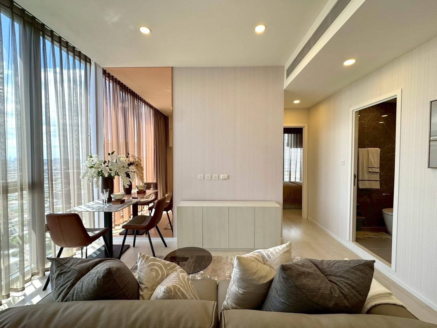 ให้เช่าคอนโดเกษตรศาสตร์ รัชโยธิน : ✨ FOR RENT | Mazarine Ratchayothin Luxury Condo ใกล้ BTS รัชโยธิน ✨

คอนโด High Rise ทำเลศักยภาพ ใจกลางรัชโยธิน
ติด Major รัชโยธิน เดินทางสะดวก ใกล้ BTS และห้างสรรพสินค้าชั้นนำ