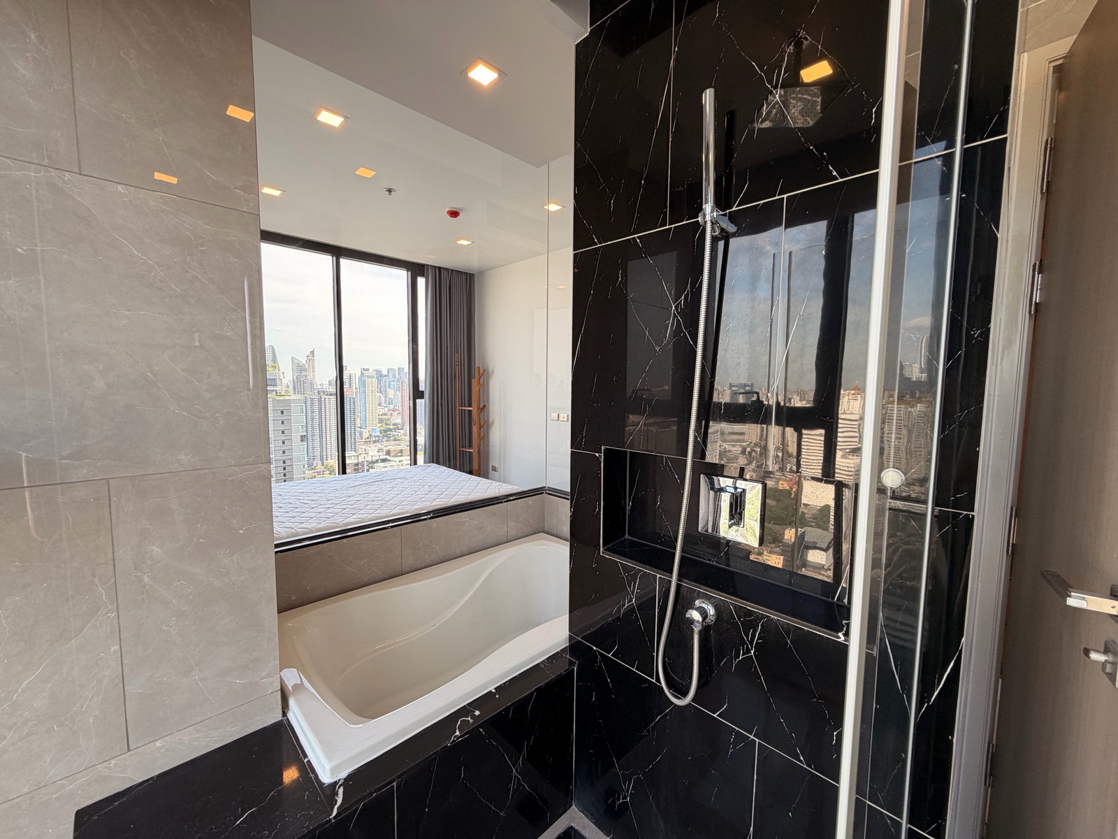 ให้เช่าคอนโดพระราม 9 เพชรบุรีตัดใหม่ RCA : 2Bedroom One9Five Asoke Rama9