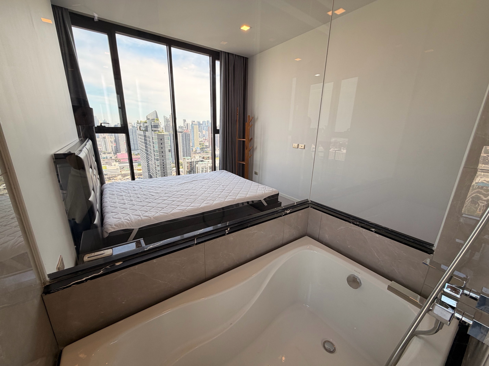 ให้เช่าคอนโดพระราม 9 เพชรบุรีตัดใหม่ RCA : 2Bedroom One9Five Asoke Rama9