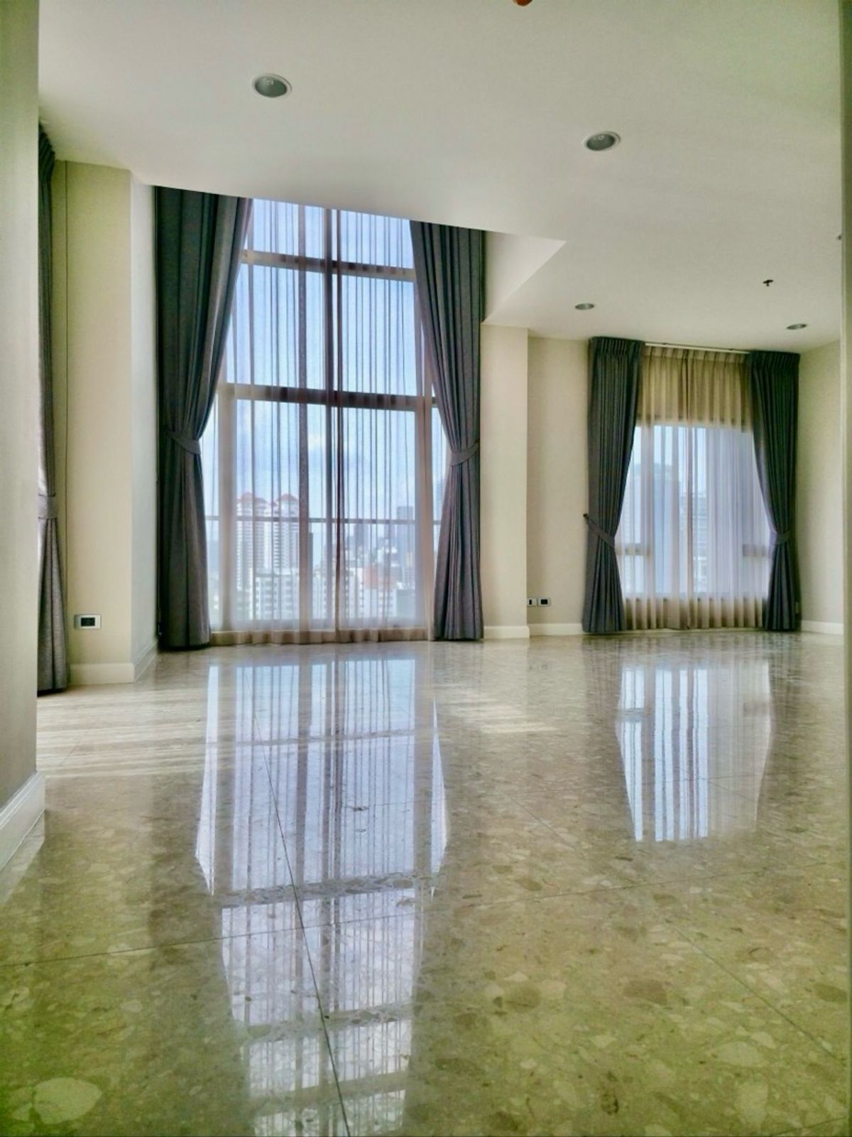 For SaleCondoSukhumvit, Asoke, Thonglor : The Crest Sukhumvit 34 Duplex 2Beds 3Baths Private parking  Price 20.0 Mb (158,730 Baht / sqm) New unit not yet used.