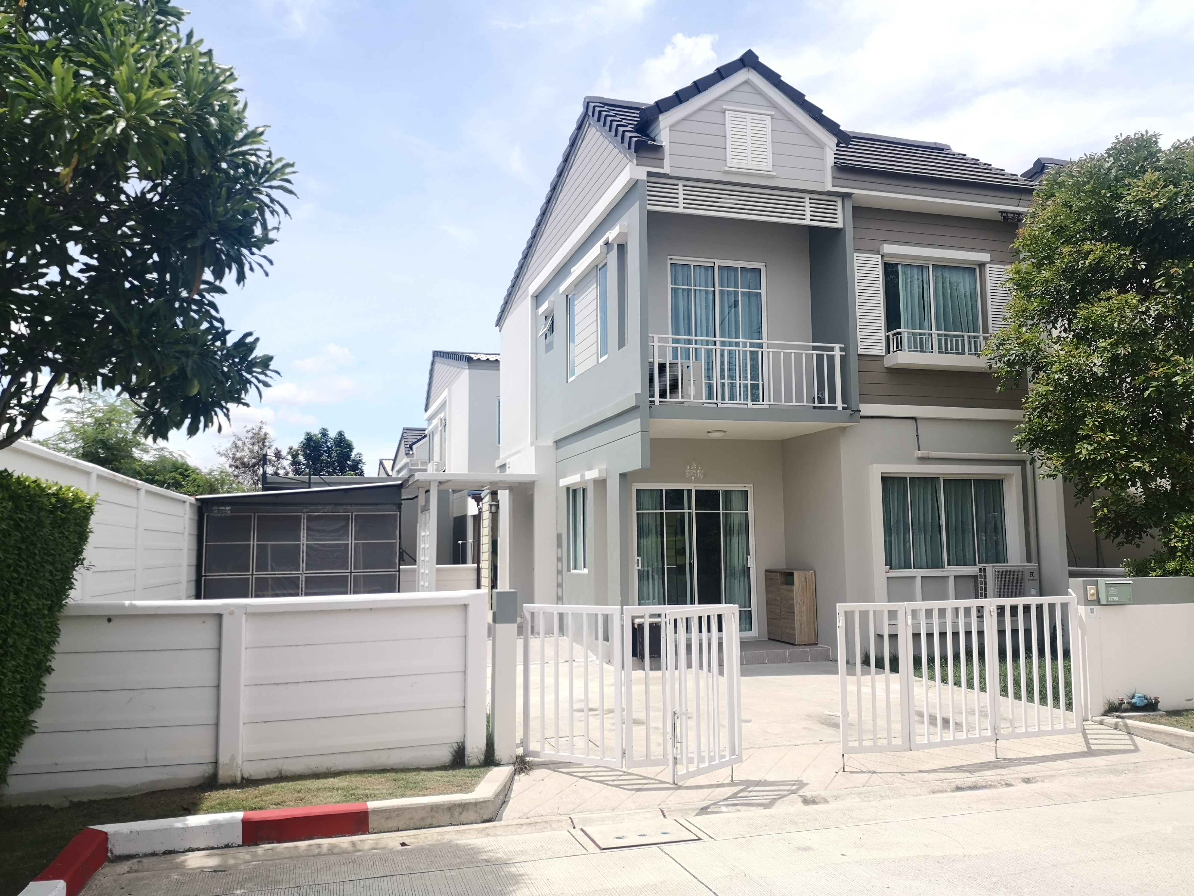 ทาวน โฮม ท เหม อนบ านเด ยว พ นท ขนาดใหญ 43 ตรว เดอะ ว ลเลจ บางนา วงแหวนฯ 2 ด ไซน ผน งบ านเป นอ สระไม ต ดใคร