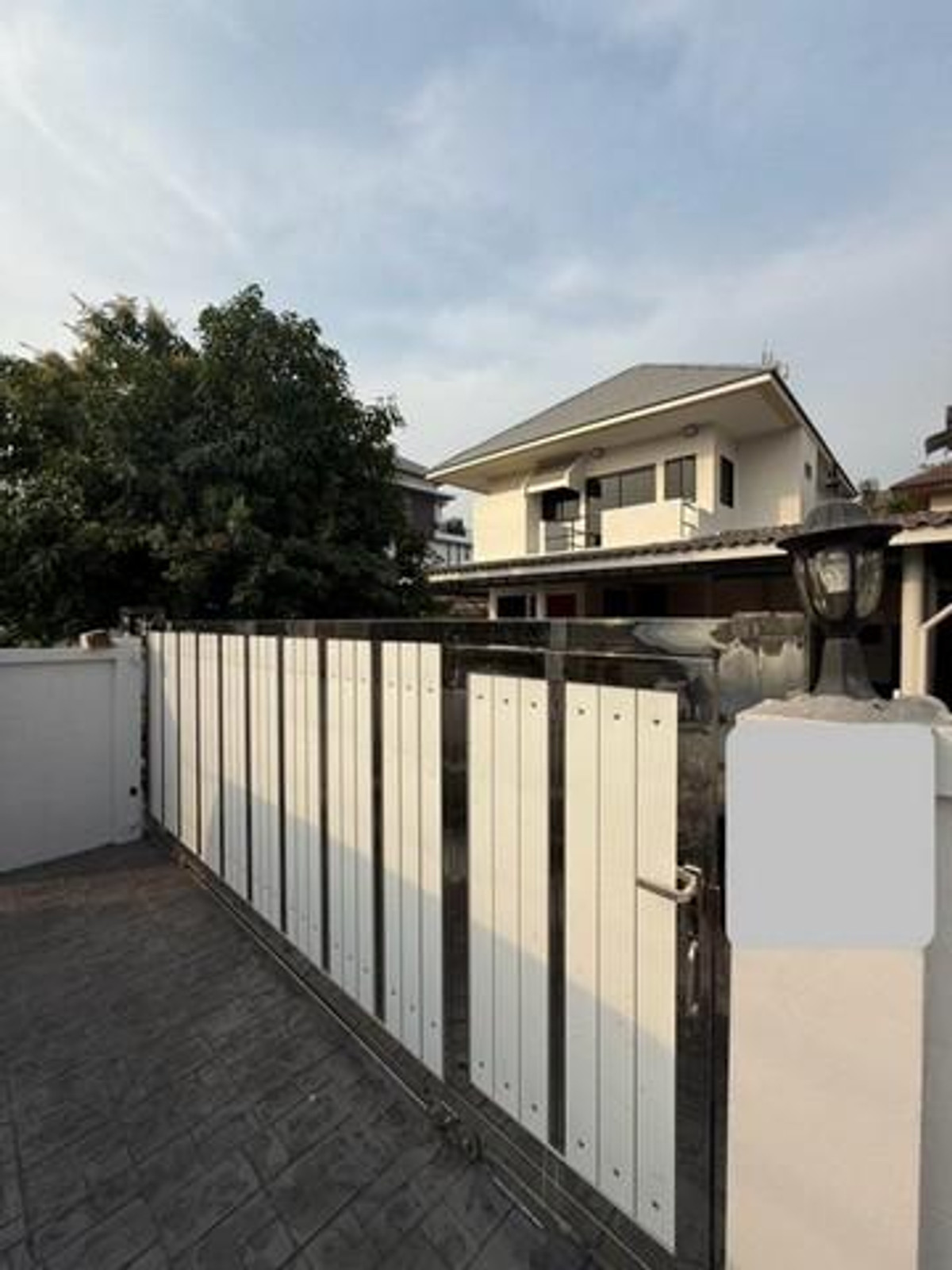 2 storey detached house for rent in Lat Phrao 71 Chokchai 4 Synthetic society 16 Suitable for offices and 3 -phase electric residences near MRT Chokchai 4 MRT Lat Phrao 71 along the express Central E Sawil accepts the office, not accepting pets or raising Loading...