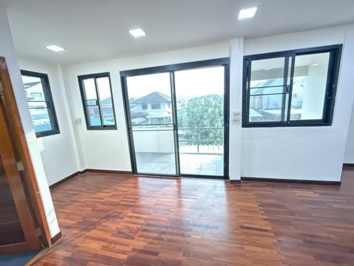 2 storey detached house for rent in Lat Phrao 71 Chokchai 4 Synthetic society 16 Suitable for offices and 3 -phase electric residences near MRT Chokchai 4 MRT Lat Phrao 71 along the express Central E Sawil accepts the office, not accepting pets or raising Loading...