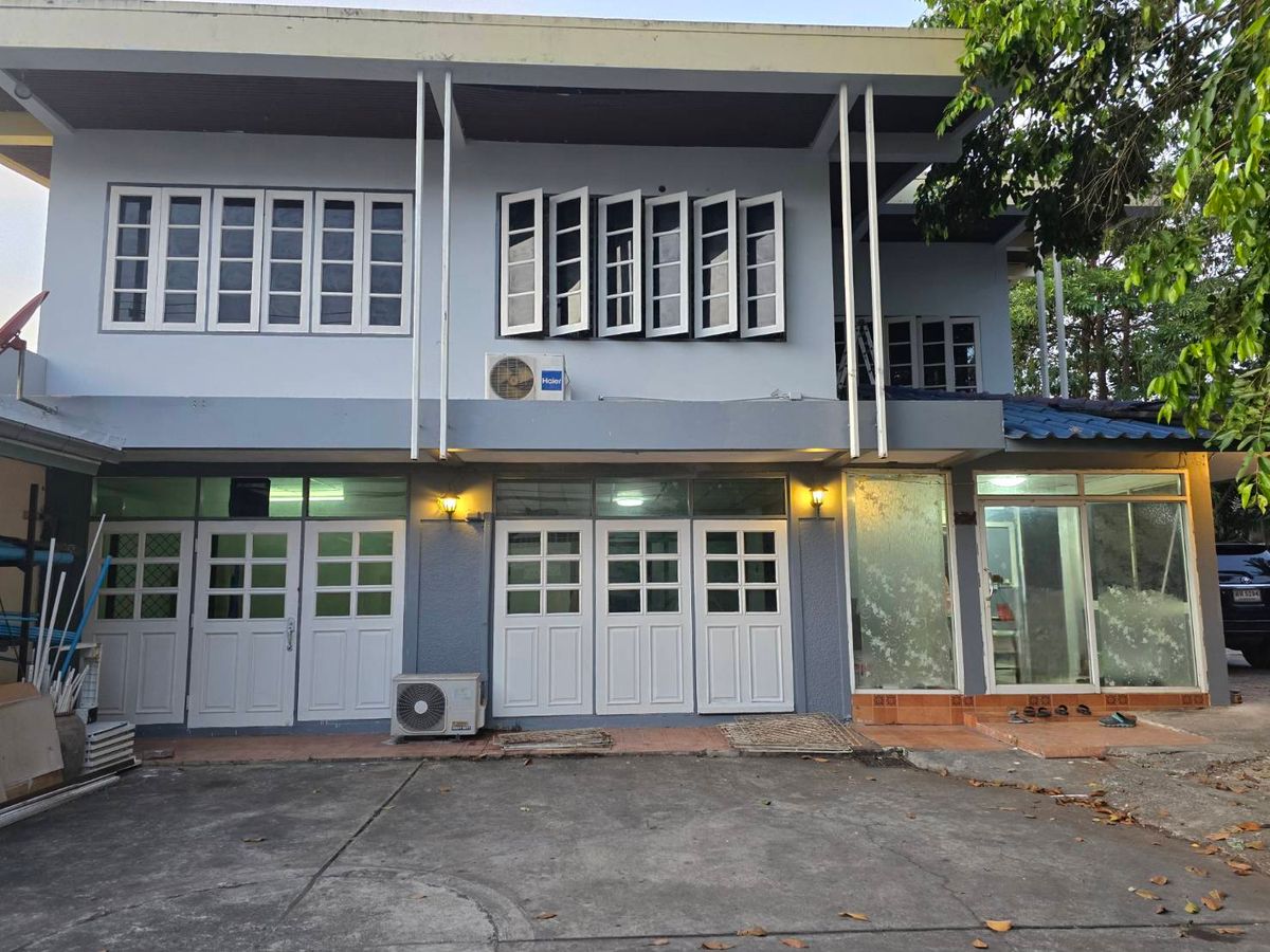 For RentHouseRatchadapisek, Huaikwang, Suttisan : 2-storey detached house for rent, 250 square wa. Suitable for office, product distribution, Sutthisan Road, Ratchada, Huai Khwang, Lat Phrao 64, 80, for rent 45,000/month