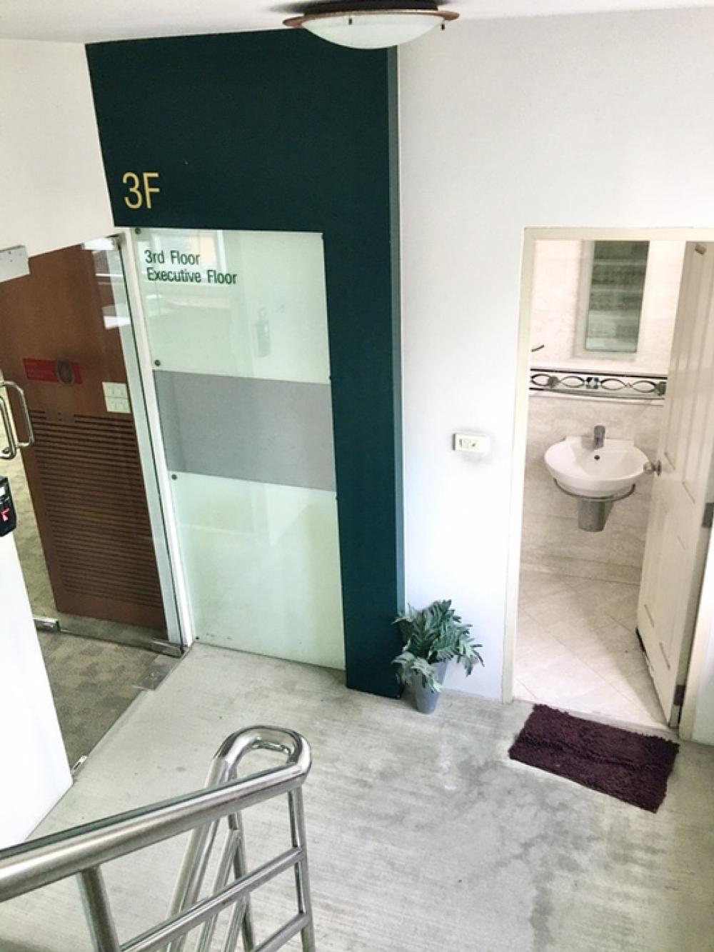 For RentOfficeRamkhamhaeng, Hua Mak : Office building for rent, Ramkhamhaeng Soi 24, Intersection 24, near ABAC University, Ramkhamhaeng University, The Nine, Rama 9.