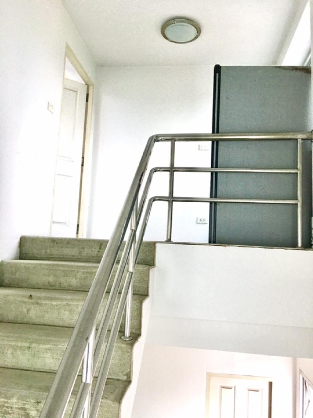 For RentOfficeRamkhamhaeng, Hua Mak : Office building for rent, Ramkhamhaeng Soi 24, Intersection 24, near ABAC University, Ramkhamhaeng University, The Nine, Rama 9.