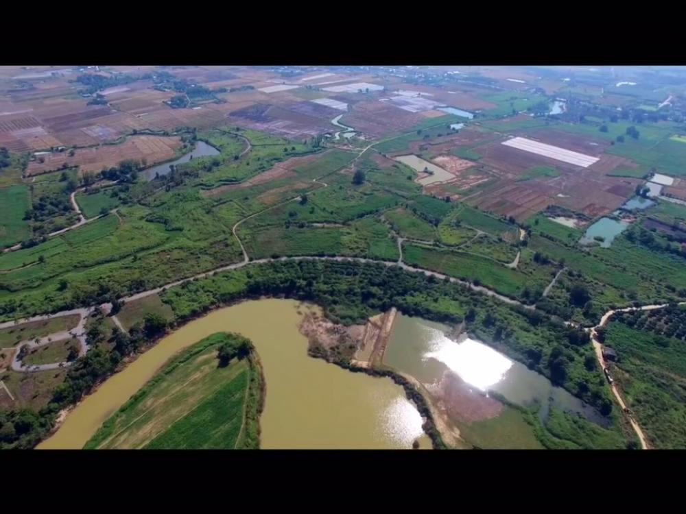 ขายที่ดินเชียงราย : ที่ดินเเปลงใหญ่ เหมาะกับ โปรเจคใหญ่  ที่ห่างสถานีรถไฟฟ้าแค่​ 5.5  กม.  (จุดเด่นที่ดิน ความเป็นไปได้รถไฟฟ้ารางคู่ ปี 64-65) ติดเเม่น้ำอิง ที่ติดแม่น้ำ  หน้าเป็นเเม่น้ำ หลังที่ดินเป็นภูเ