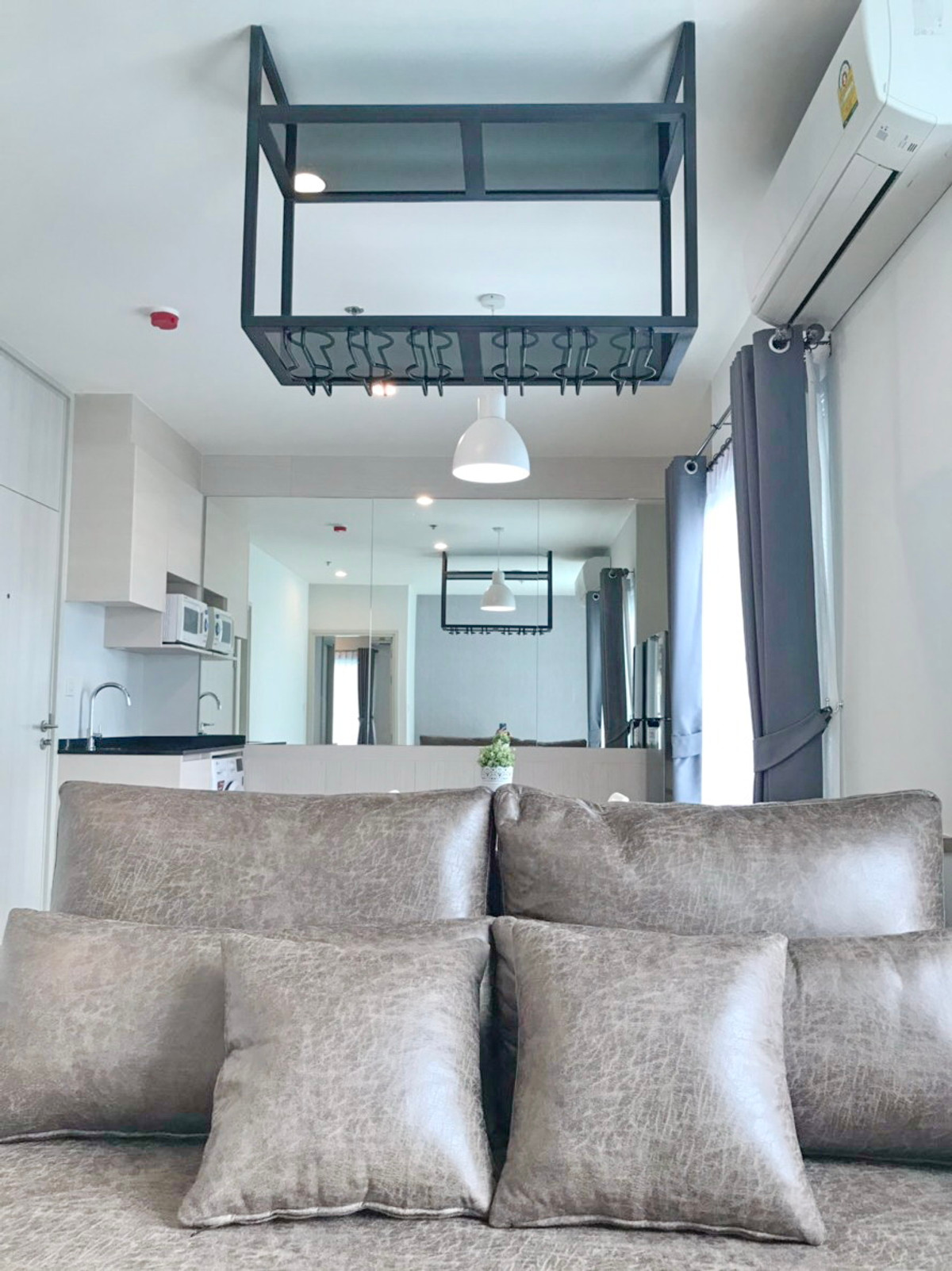 For RentCondoRatchadapisek, Huaikwang, Suttisan : 1118-A😊 For RENT ให้เช่า 1 ห้องนอน🚄ใกล้ MRT ศูนย์วัฒนธรรม 🏢โนเบิล รีวอลฟ์ รัชดา Noble Revolve Ratchada 🔔พื้นที่:52.00ตร.ม.💲เช่า:22,000฿📞O99-5919653,O86-454O477✅LineID:@sureresidence