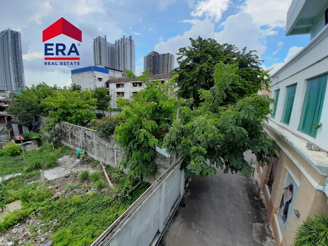 For SaleLandThaphra, Talat Phlu, Wutthakat : Land in Thon Buri, Tha Phra, 2-2-14 Rai with office building The factory has a warehouse. Ratchadapisek Road Able to build a condo Near BTS Talat Phlu