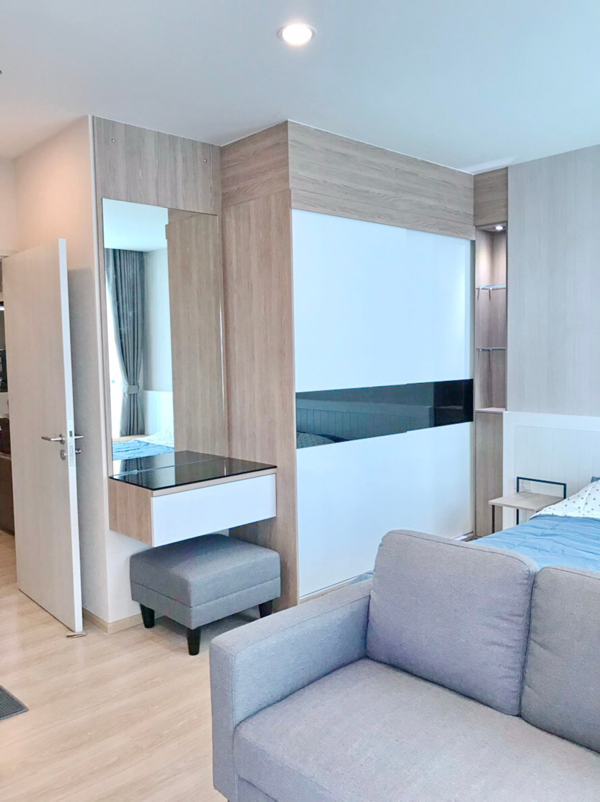 For RentCondoRatchadapisek, Huaikwang, Suttisan : 1118-A😊 For RENT ให้เช่า 1 ห้องนอน🚄ใกล้ MRT ศูนย์วัฒนธรรม 🏢โนเบิล รีวอลฟ์ รัชดา Noble Revolve Ratchada 🔔พื้นที่:52.00ตร.ม.💲เช่า:22,000฿📞O99-5919653,O86-454O477✅LineID:@sureresidence