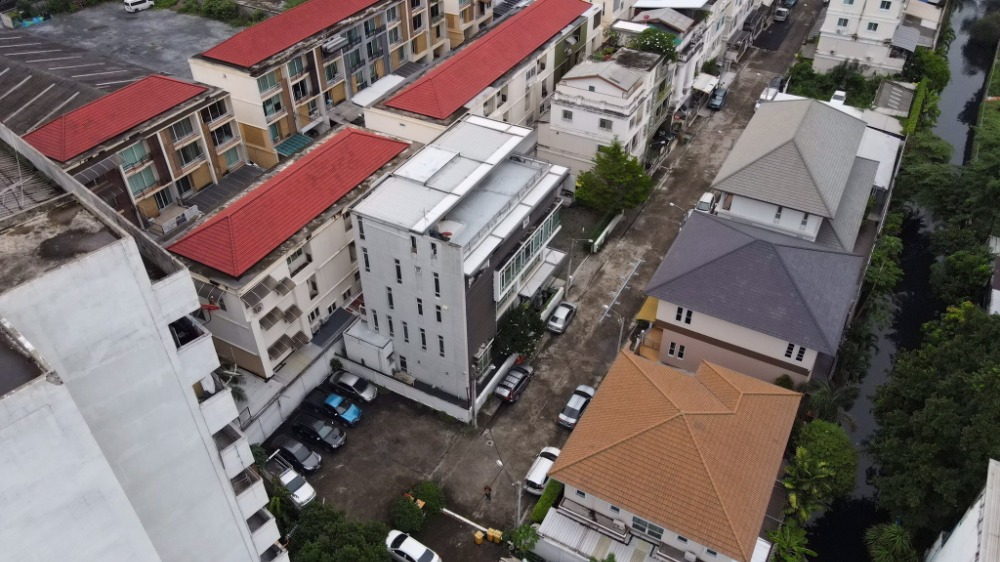 ขายสำนักงานโชคชัย4 ลาดพร้าว71 : ที่ดินพร้อมอาคาร สำนักงานสูง 5 ชั้น จำนวน 1 หลัง คุ้มมากมีที่จอด