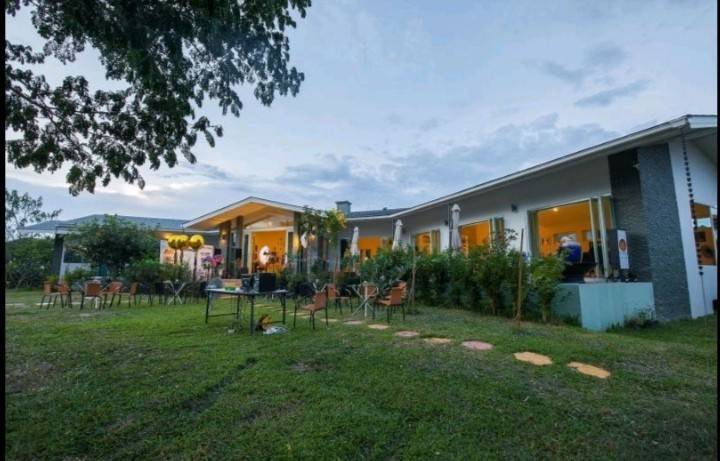 For RentHouseChiang Mai : Luxury house with swimming pool, area 2 rai + 2 ngan, with pool villa, bar and kitchen in the garden, swimming pool.