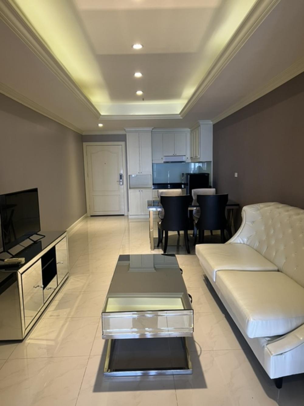 For RentCondoSilom, Saladaeng, Bangrak : Large room for rent, State Tower (State Tower), Silom, size 68 sq m, 1 bedroom, 49th floor