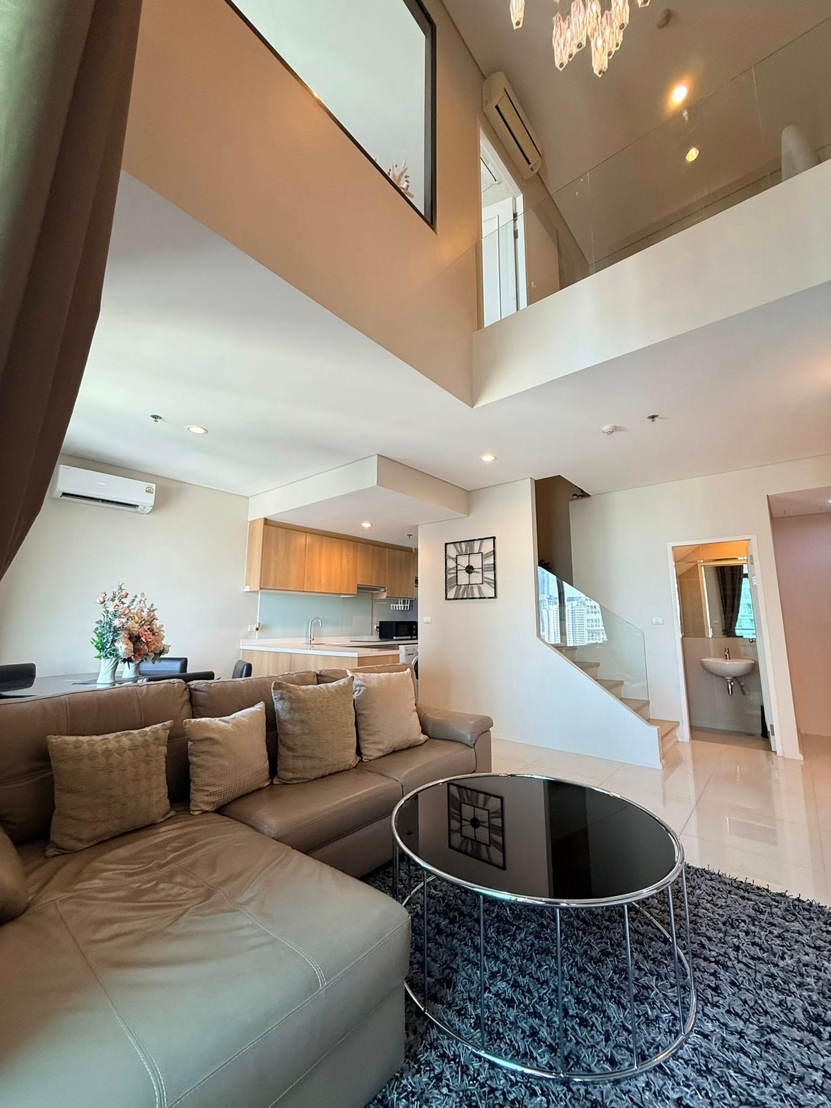 ให้เช่าคอนโดพระราม 9 เพชรบุรีตัดใหม่ RCA : Wow!!! Villa Asoke แค่ 45,000 OMG!!! ขนาดใหญ่  80 sq.m. แบบ 2 ห้องนอน  ห้องสวยมาก ห้องว่าง 10/3 นี้ค่ะ ทำเลดี ติดถนน และใกล้  MRT เพรชบุรี เดินทางสะดวก นัดดูห้องได้ แก้ม 064-6696546 (แอทไลน์เบอร์นี้ได้ค่ะ)