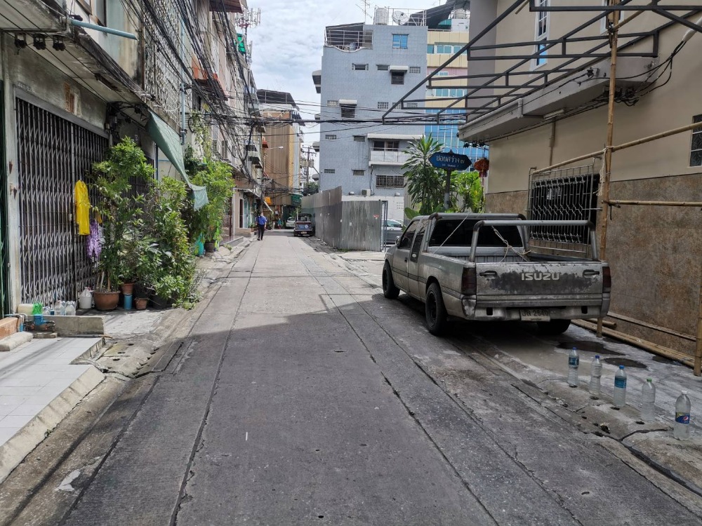 For SaleLandSilom, Saladaeng, Bangrak : Land for sale, Si Phraya, Bang Rak, Soi Sawang 7, central location, community area, near the expressway, area 226 square wah, price 45.2 million baht.