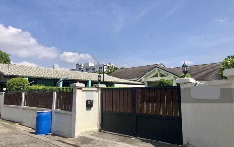 ขายบ้านเกษตร นวมินทร์ ลาดปลาเค้า : ขายบ้านเดี่ยว ชั้นเดียว 257 ตารางวา  ม.ประสานมิตร  ลาดปลาเค้าซ.17    จระเข้บัว  ลาดพร้าว  กรุงเทพ10230