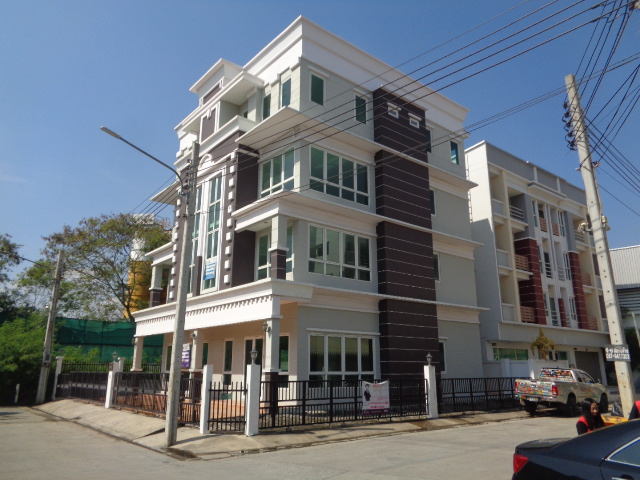 ขายโฮมออฟฟิศลาดกระบัง สุวรรณภูมิ : ขาย อาคารสำนักงาน ใกล้สนามบินสุวรรณภูมิ​ ติดถนนร่มเกล้า มอเตอร์​เวย์​ ลาดกระบัง​ 81 ตร.วา 636 ตร.ม. อาเคเดีย ออฟฟิศ แอท โฮม