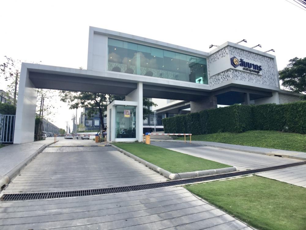 For SaleTownhomeLadkrabang, Suwannaphum Airport : For sale Sammakorn Avenue Suvarnabhumi, 4 bedrooms, Motorway Road, Expressway - Phatthana Rural 3 Krungthep Kreetha Srinakarin-Romklao Near the guardhouse swimming pool 50 meters. The new house is rarely lived in.