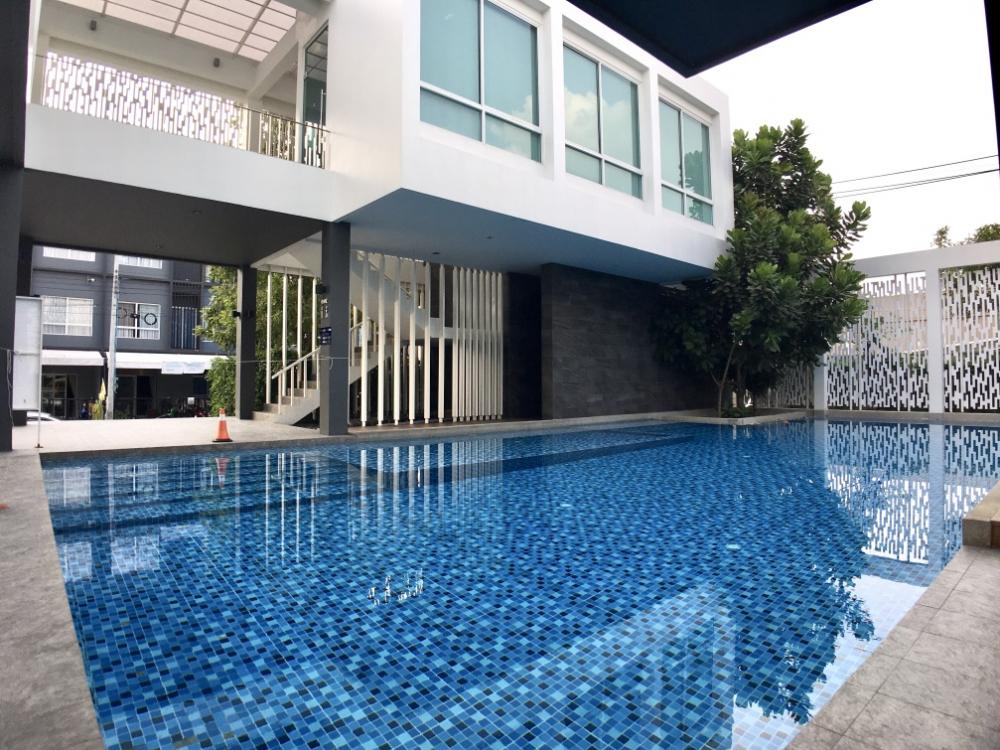 For SaleTownhomeLadkrabang, Suwannaphum Airport : For sale Sammakorn Avenue Suvarnabhumi, 4 bedrooms, Motorway Road, Expressway - Phatthana Rural 3 Krungthep Kreetha Srinakarin-Romklao Near the guardhouse swimming pool 50 meters. The new house is rarely lived in.