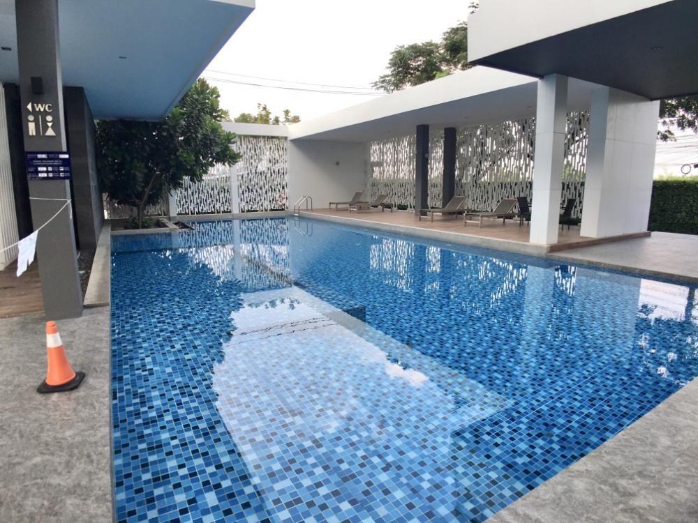 For SaleTownhomeLadkrabang, Suwannaphum Airport : For sale Sammakorn Avenue Suvarnabhumi, 4 bedrooms, Motorway Road, Expressway - Phatthana Rural 3 Krungthep Kreetha Srinakarin-Romklao Near the guardhouse swimming pool 50 meters. The new house is rarely lived in.