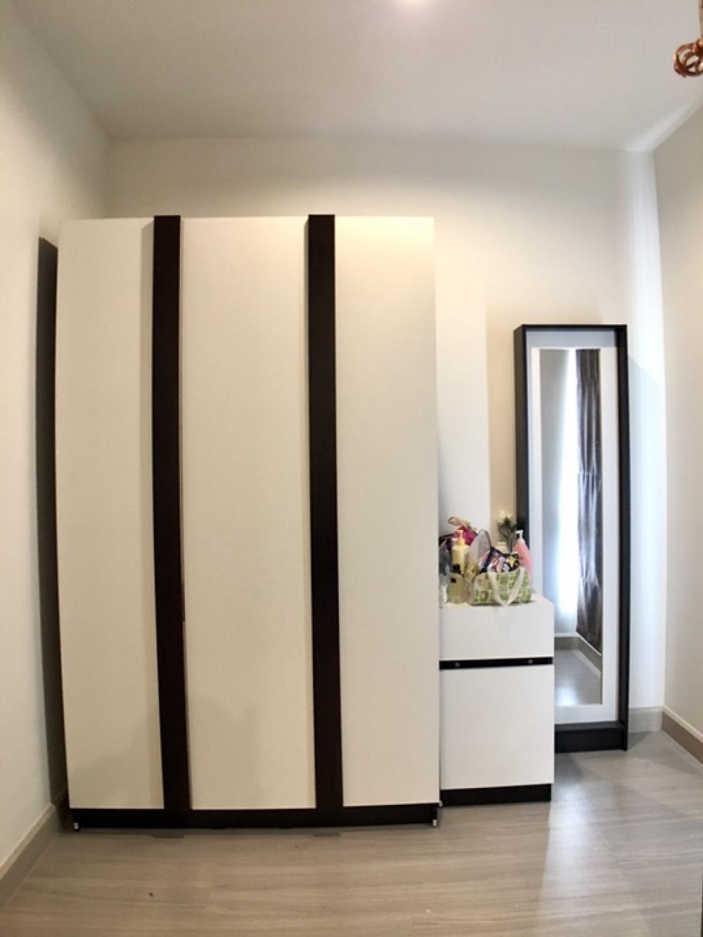 For SaleTownhomeLadkrabang, Suwannaphum Airport : For sale Sammakorn Avenue Suvarnabhumi, 4 bedrooms, Motorway Road, Expressway - Phatthana Rural 3 Krungthep Kreetha Srinakarin-Romklao Near the guardhouse swimming pool 50 meters. The new house is rarely lived in.