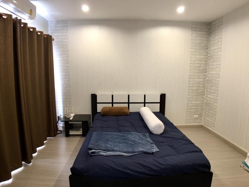 For SaleTownhomeLadkrabang, Suwannaphum Airport : For sale Sammakorn Avenue Suvarnabhumi, 4 bedrooms, Motorway Road, Expressway - Phatthana Rural 3 Krungthep Kreetha Srinakarin-Romklao Near the guardhouse swimming pool 50 meters. The new house is rarely lived in.