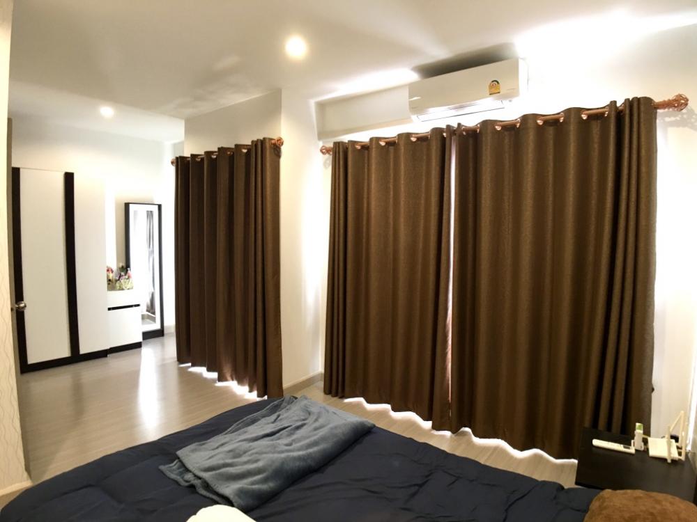 For SaleTownhomeLadkrabang, Suwannaphum Airport : For sale Sammakorn Avenue Suvarnabhumi, 4 bedrooms, Motorway Road, Expressway - Phatthana Rural 3 Krungthep Kreetha Srinakarin-Romklao Near the guardhouse swimming pool 50 meters. The new house is rarely lived in.
