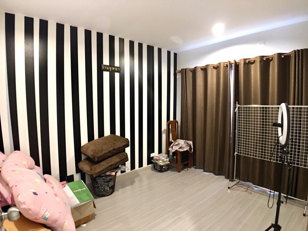 For SaleTownhomeLadkrabang, Suwannaphum Airport : For sale Sammakorn Avenue Suvarnabhumi, 4 bedrooms, Motorway Road, Expressway - Phatthana Rural 3 Krungthep Kreetha Srinakarin-Romklao Near the guardhouse swimming pool 50 meters. The new house is rarely lived in.