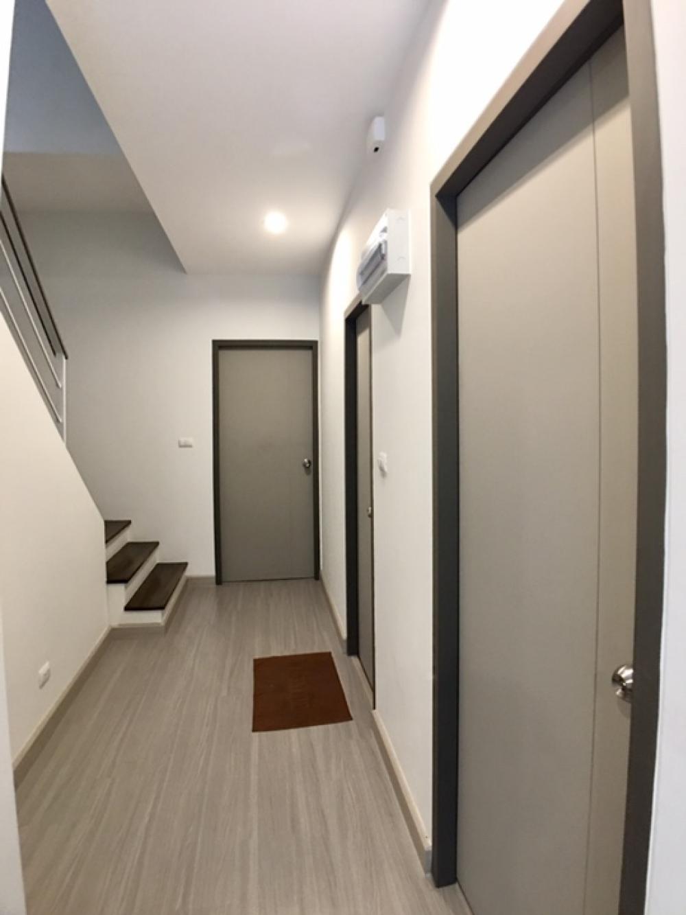 For SaleTownhomeLadkrabang, Suwannaphum Airport : For sale Sammakorn Avenue Suvarnabhumi, 4 bedrooms, Motorway Road, Expressway - Phatthana Rural 3 Krungthep Kreetha Srinakarin-Romklao Near the guardhouse swimming pool 50 meters. The new house is rarely lived in.