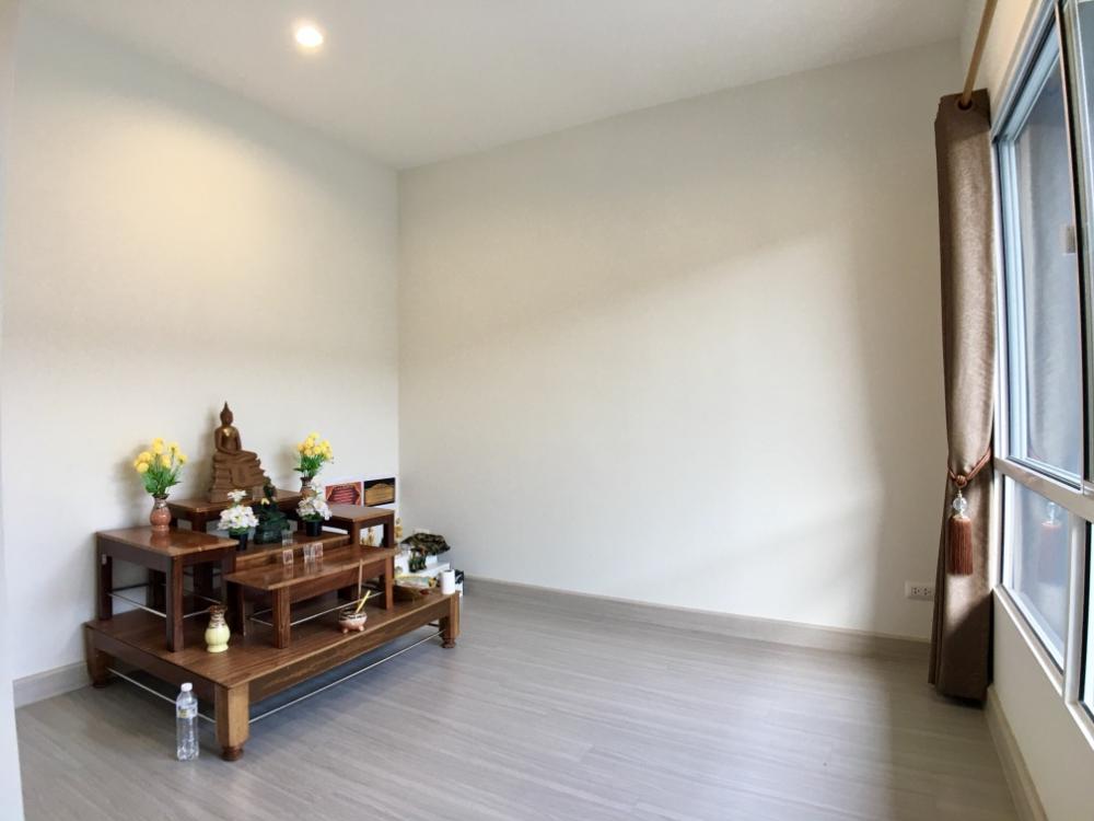 For SaleTownhomeLadkrabang, Suwannaphum Airport : For sale Sammakorn Avenue Suvarnabhumi, 4 bedrooms, Motorway Road, Expressway - Phatthana Rural 3 Krungthep Kreetha Srinakarin-Romklao Near the guardhouse swimming pool 50 meters. The new house is rarely lived in.