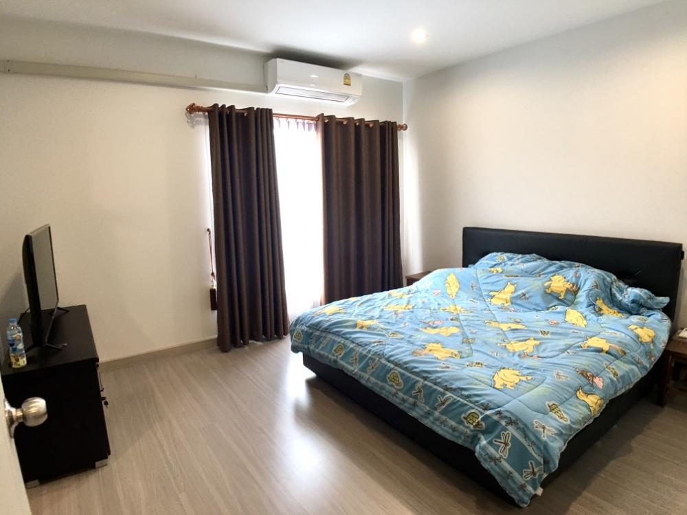 For SaleTownhomeLadkrabang, Suwannaphum Airport : For sale Sammakorn Avenue Suvarnabhumi, 4 bedrooms, Motorway Road, Expressway - Phatthana Rural 3 Krungthep Kreetha Srinakarin-Romklao Near the guardhouse swimming pool 50 meters. The new house is rarely lived in.