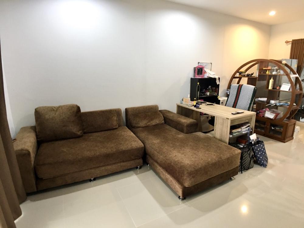 For SaleTownhomeLadkrabang, Suwannaphum Airport : For sale Sammakorn Avenue Suvarnabhumi, 4 bedrooms, Motorway Road, Expressway - Phatthana Rural 3 Krungthep Kreetha Srinakarin-Romklao Near the guardhouse swimming pool 50 meters. The new house is rarely lived in.