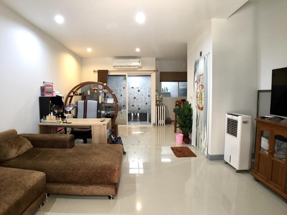 For SaleTownhomeLadkrabang, Suwannaphum Airport : For sale Sammakorn Avenue Suvarnabhumi, 4 bedrooms, Motorway Road, Expressway - Phatthana Rural 3 Krungthep Kreetha Srinakarin-Romklao Near the guardhouse swimming pool 50 meters. The new house is rarely lived in.