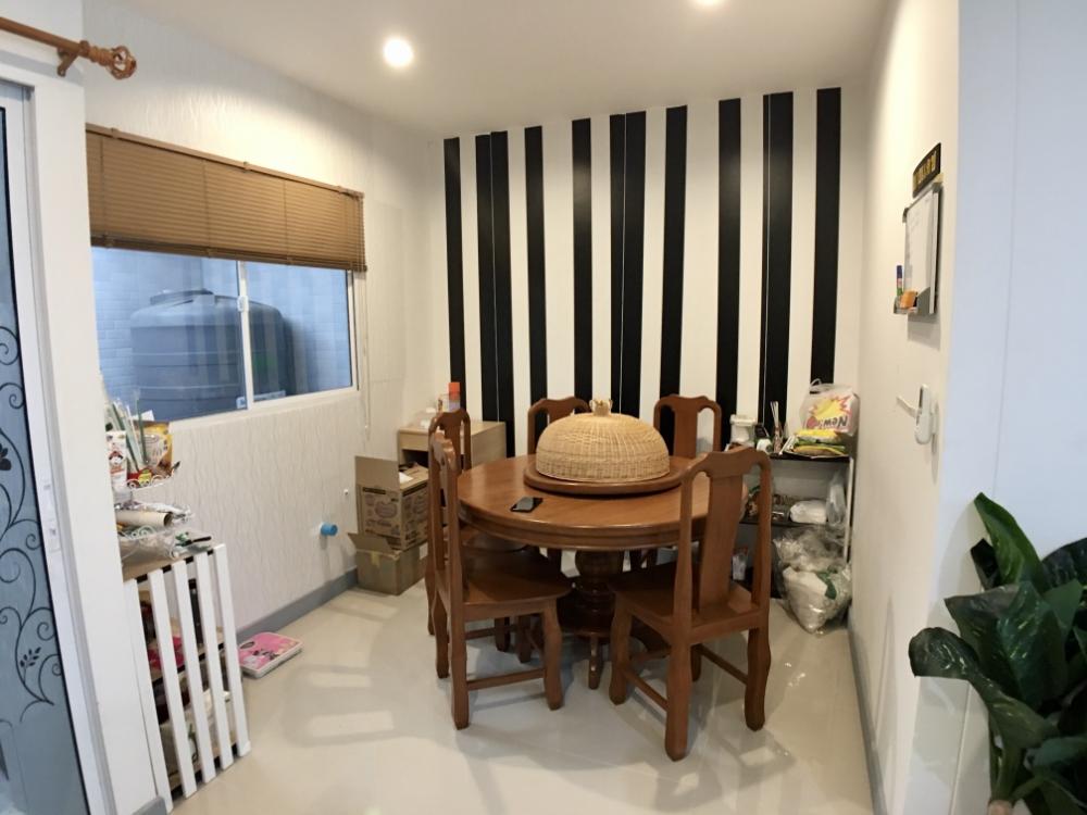 For SaleTownhomeLadkrabang, Suwannaphum Airport : For sale Sammakorn Avenue Suvarnabhumi, 4 bedrooms, Motorway Road, Expressway - Phatthana Rural 3 Krungthep Kreetha Srinakarin-Romklao Near the guardhouse swimming pool 50 meters. The new house is rarely lived in.