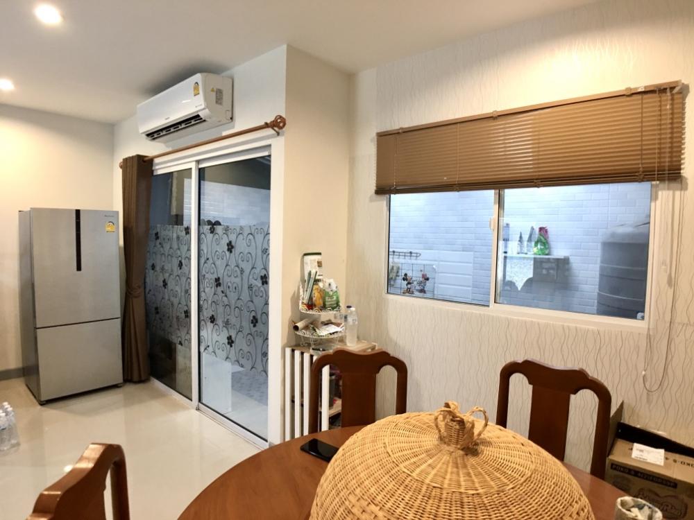 For SaleTownhomeLadkrabang, Suwannaphum Airport : For sale Sammakorn Avenue Suvarnabhumi, 4 bedrooms, Motorway Road, Expressway - Phatthana Rural 3 Krungthep Kreetha Srinakarin-Romklao Near the guardhouse swimming pool 50 meters. The new house is rarely lived in.