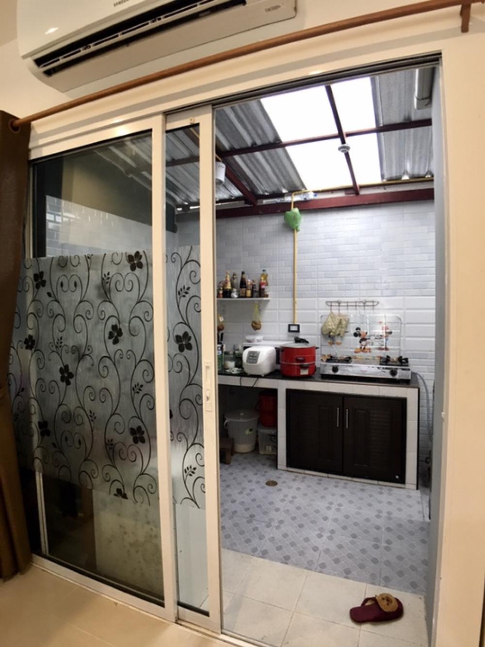 For SaleTownhomeLadkrabang, Suwannaphum Airport : For sale Sammakorn Avenue Suvarnabhumi, 4 bedrooms, Motorway Road, Expressway - Phatthana Rural 3 Krungthep Kreetha Srinakarin-Romklao Near the guardhouse swimming pool 50 meters. The new house is rarely lived in.