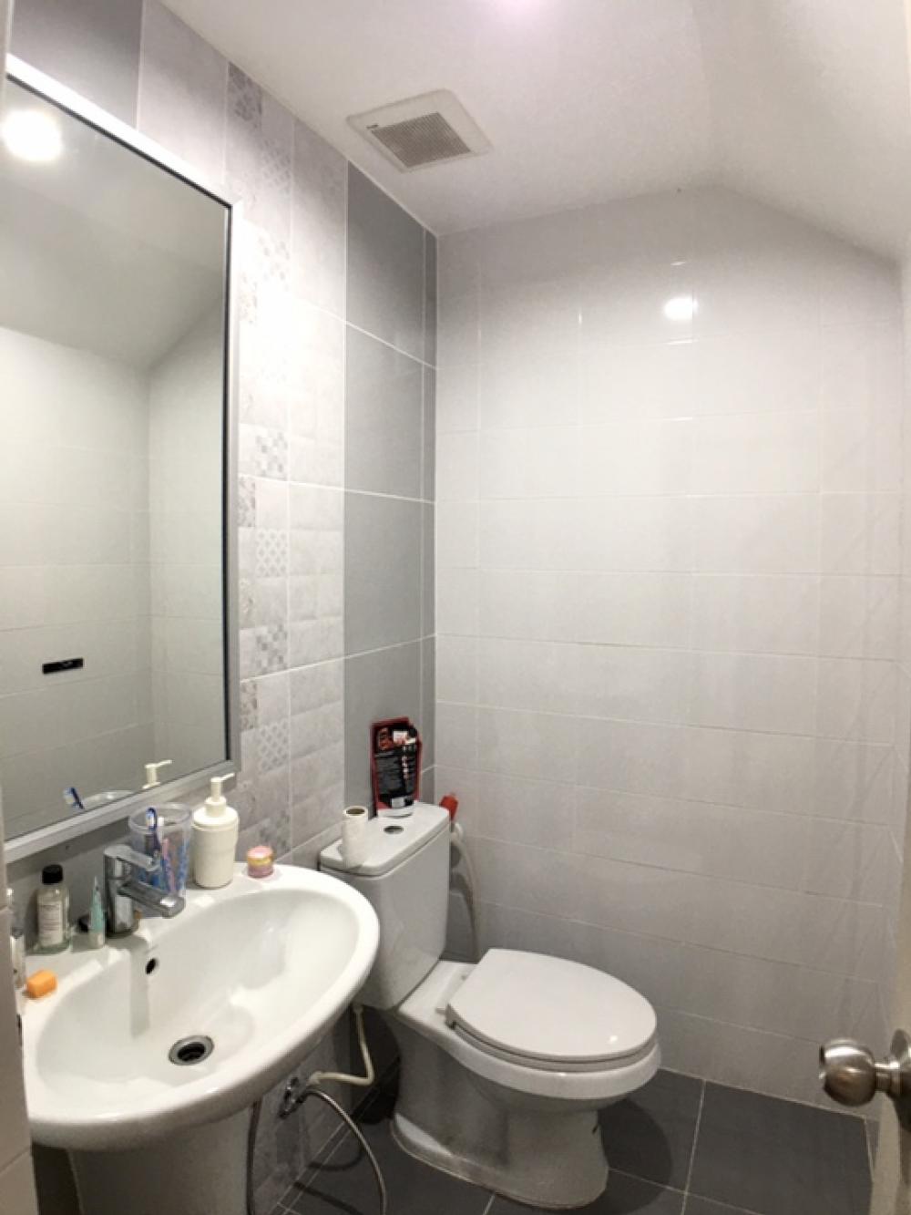 For SaleTownhomeLadkrabang, Suwannaphum Airport : For sale Sammakorn Avenue Suvarnabhumi, 4 bedrooms, Motorway Road, Expressway - Phatthana Rural 3 Krungthep Kreetha Srinakarin-Romklao Near the guardhouse swimming pool 50 meters. The new house is rarely lived in.