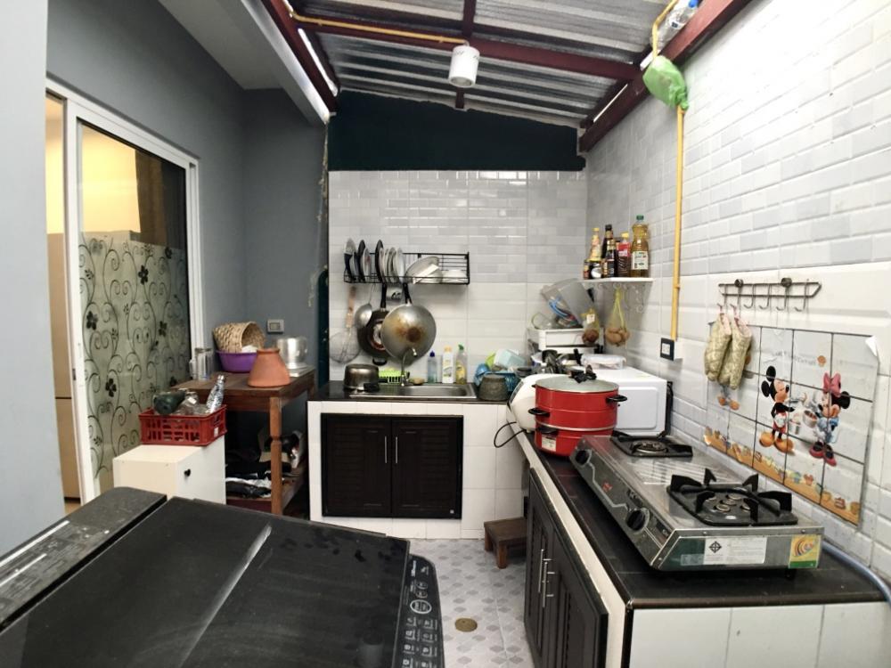 For SaleTownhomeLadkrabang, Suwannaphum Airport : For sale Sammakorn Avenue Suvarnabhumi, 4 bedrooms, Motorway Road, Expressway - Phatthana Rural 3 Krungthep Kreetha Srinakarin-Romklao Near the guardhouse swimming pool 50 meters. The new house is rarely lived in.