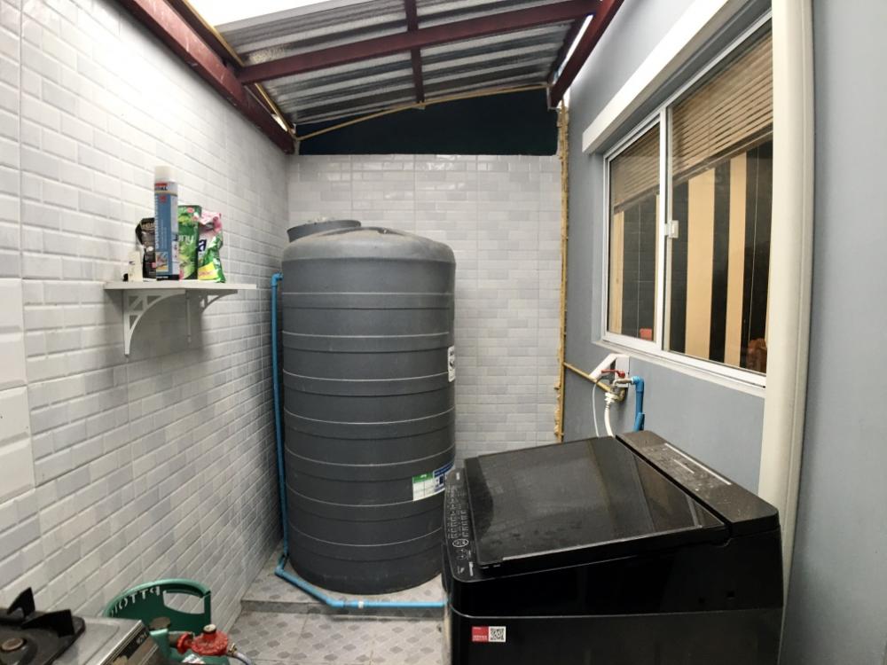 For SaleTownhomeLadkrabang, Suwannaphum Airport : For sale Sammakorn Avenue Suvarnabhumi, 4 bedrooms, Motorway Road, Expressway - Phatthana Rural 3 Krungthep Kreetha Srinakarin-Romklao Near the guardhouse swimming pool 50 meters. The new house is rarely lived in.