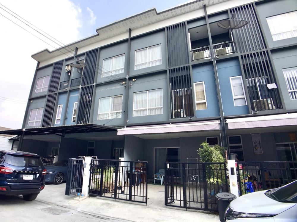 For SaleTownhomeLadkrabang, Suwannaphum Airport : For sale Sammakorn Avenue Suvarnabhumi, 4 bedrooms, Motorway Road, Expressway - Phatthana Rural 3 Krungthep Kreetha Srinakarin-Romklao Near the guardhouse swimming pool 50 meters. The new house is rarely lived in.