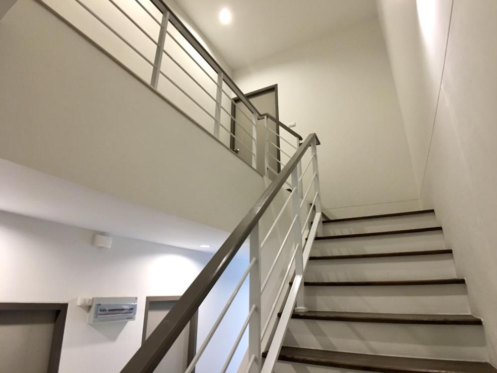 For SaleTownhomeLadkrabang, Suwannaphum Airport : For sale Sammakorn Avenue Suvarnabhumi, 4 bedrooms, Motorway Road, Expressway - Phatthana Rural 3 Krungthep Kreetha Srinakarin-Romklao Near the guardhouse swimming pool 50 meters. The new house is rarely lived in.